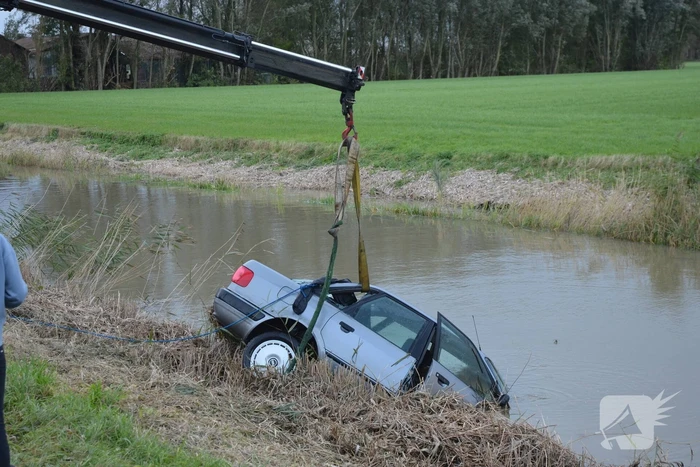 Auto raakt van de weg en belandt in water