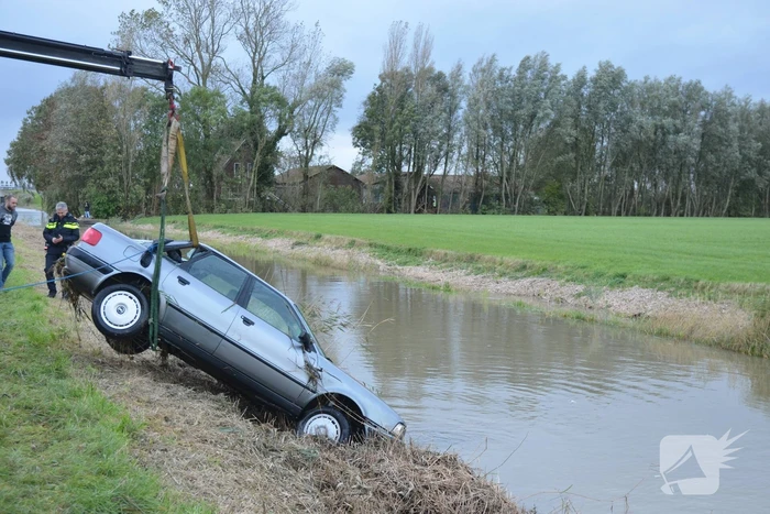 Auto raakt van de weg en belandt in water