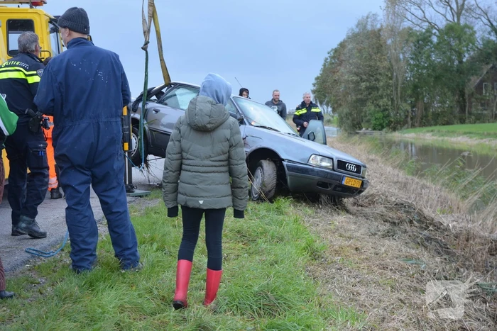 Auto raakt van de weg en belandt in water