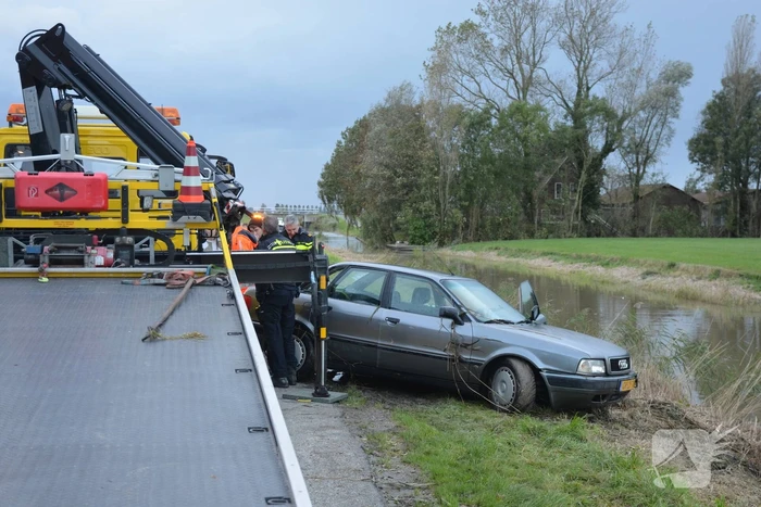 Auto raakt van de weg en belandt in water