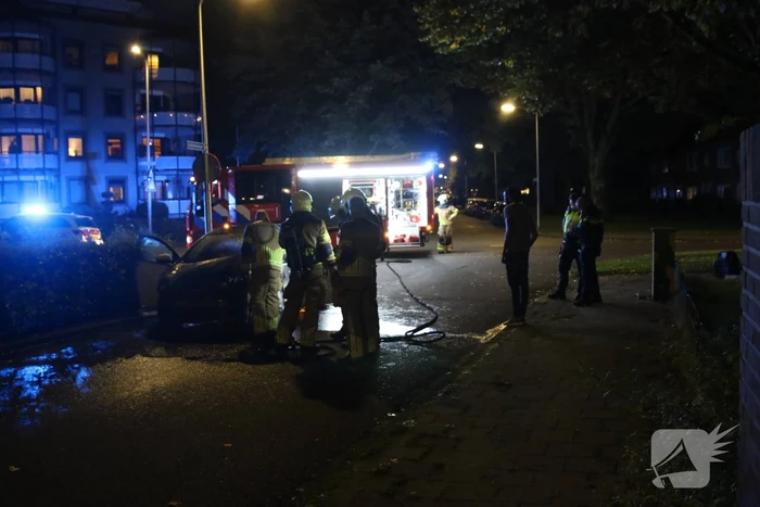 Auto vat vlam tijdens rijden