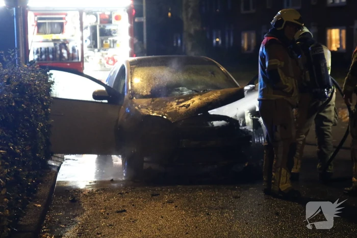 Auto vat vlam tijdens rijden