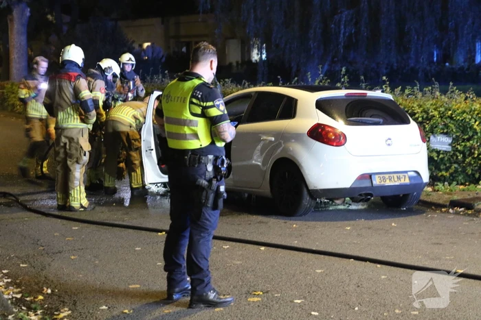 Auto vat vlam tijdens rijden
