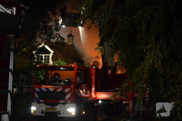 Uitslaande brand in woonboerderij met rieten dak