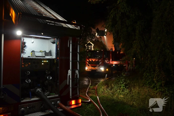 Uitslaande brand in woonboerderij met rieten dak