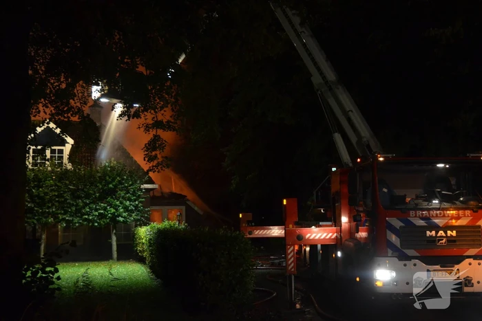 Uitslaande brand in woonboerderij met rieten dak