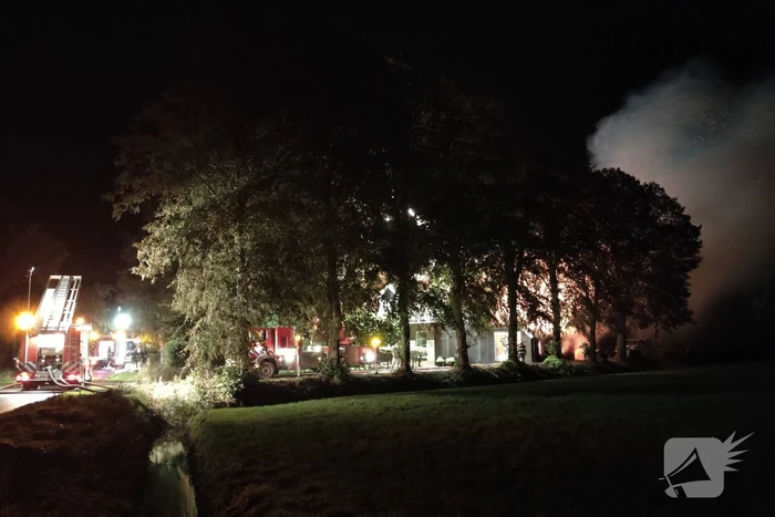 Uitslaande brand in woonboerderij met rieten dak