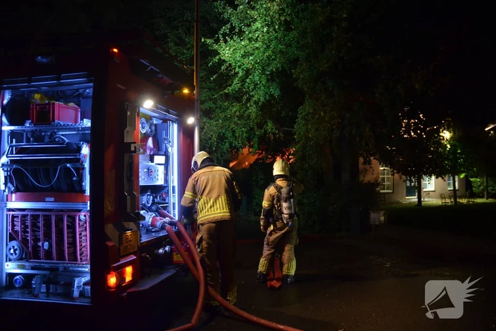 Uitslaande brand in woonboerderij met rieten dak