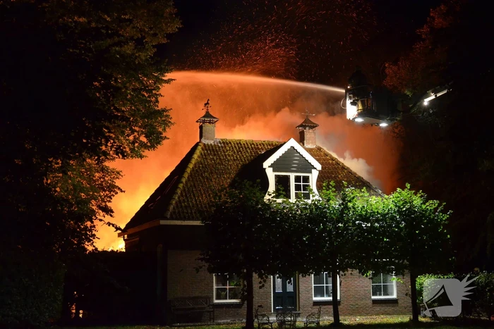 Uitslaande brand in woonboerderij met rieten dak