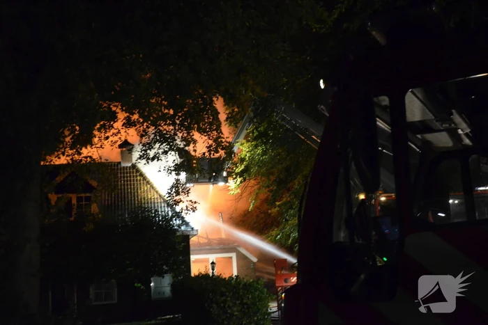 Uitslaande brand in woonboerderij met rieten dak