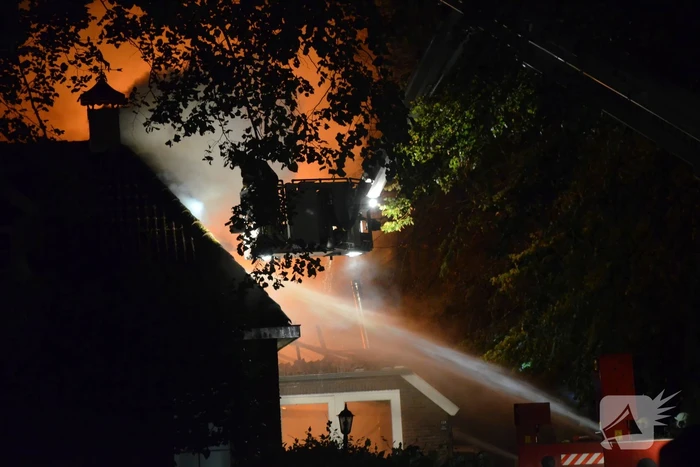 Uitslaande brand in woonboerderij met rieten dak