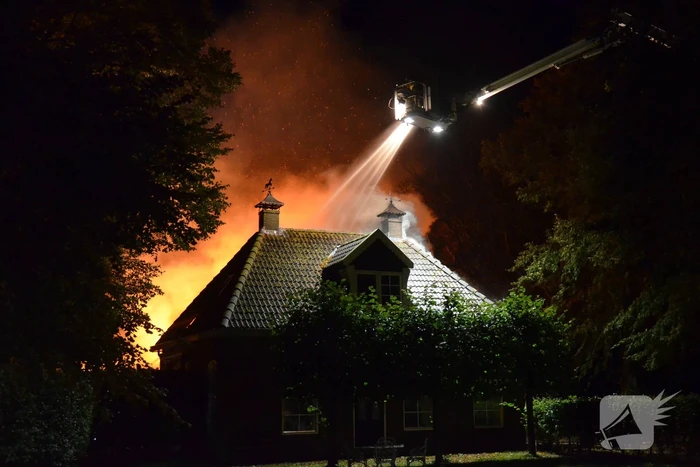 Uitslaande brand in woonboerderij met rieten dak