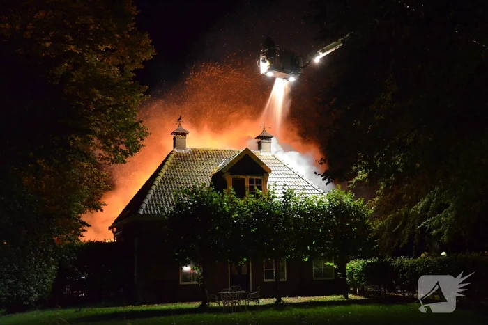 Uitslaande brand in woonboerderij met rieten dak