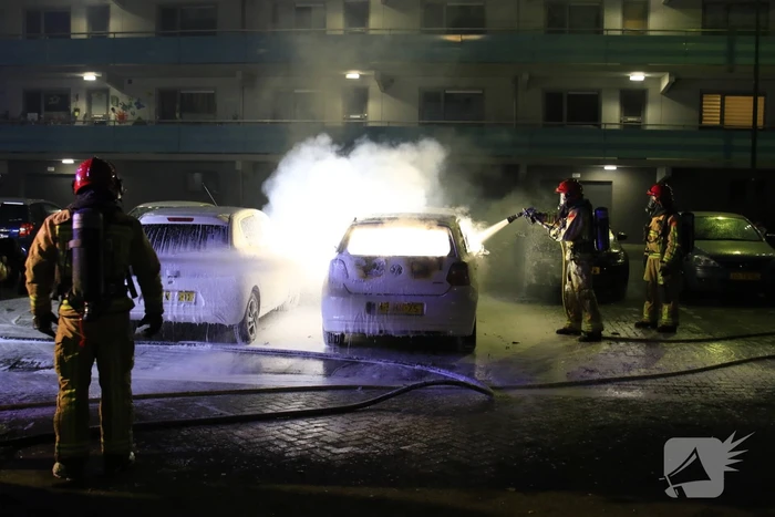 Brandweer stelt onderzoek in naar autobrand