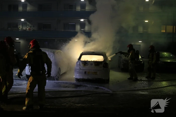 Brandweer stelt onderzoek in naar autobrand