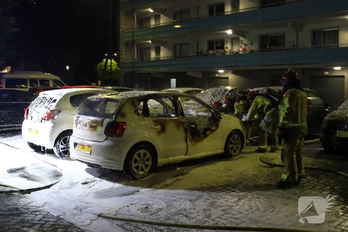 Brandweer stelt onderzoek in naar autobrand