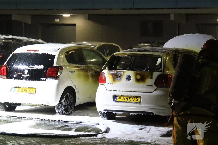 Brandweer stelt onderzoek in naar autobrand