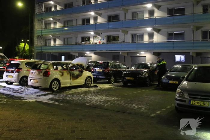 Brandweer stelt onderzoek in naar autobrand