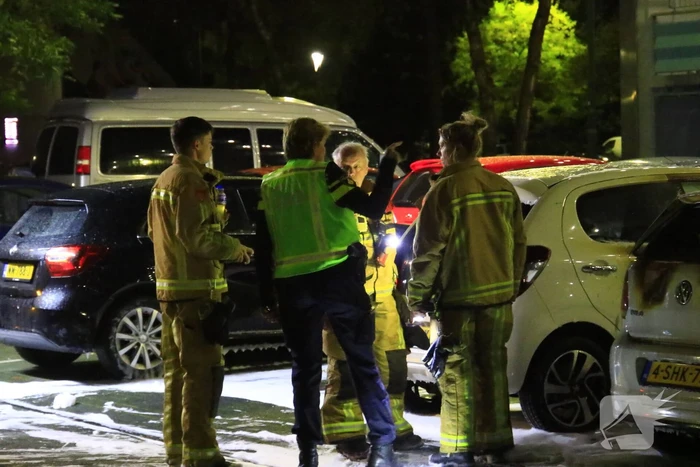 Brandweer stelt onderzoek in naar autobrand