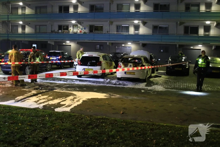 Brandweer stelt onderzoek in naar autobrand