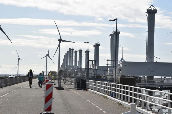 Grote zoekactie nadat stropers van Oosterscheldekering klimmen