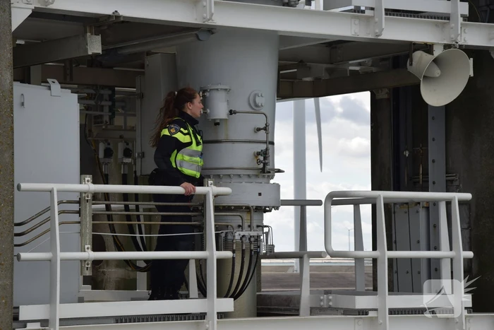 Grote zoekactie nadat stropers van Oosterscheldekering klimmen