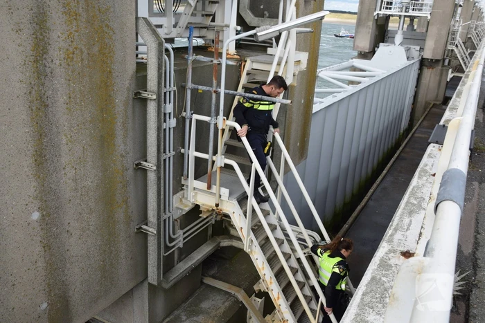 Grote zoekactie nadat stropers van Oosterscheldekering klimmen