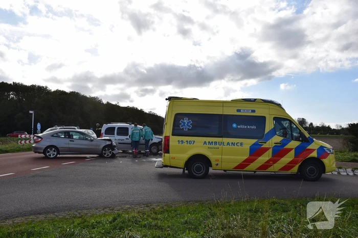 Flinke schade bij frontale botsing op kruising