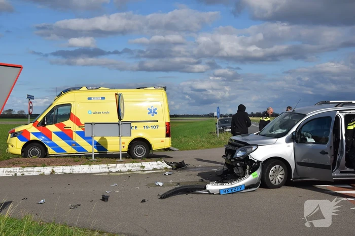 Flinke schade bij frontale botsing op kruising