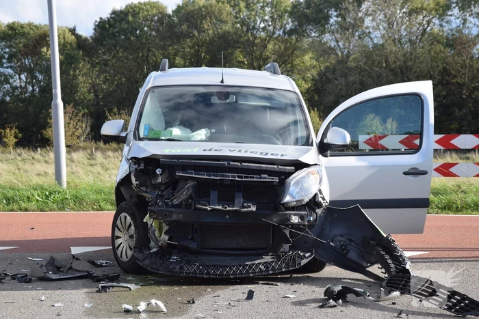 Flinke schade bij frontale botsing op kruising