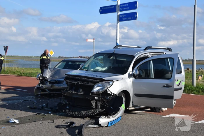Flinke schade bij frontale botsing op kruising