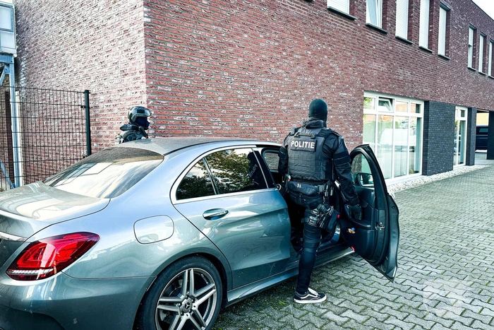 Speciaal politieteam valt pand binnen