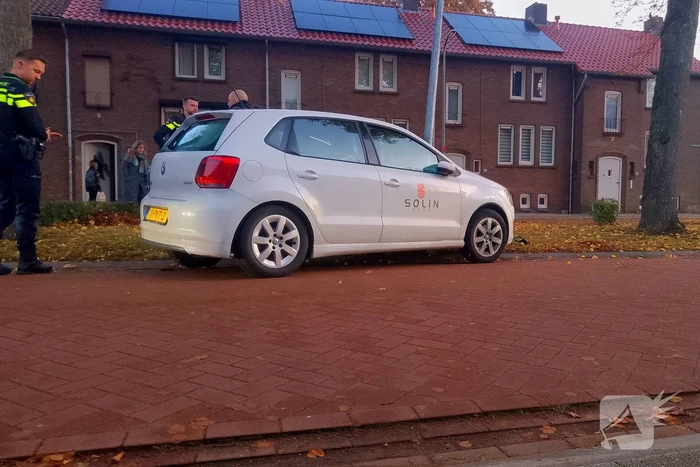 Bestuurder komt met auto tegen lantaarnpaal tot stilstand