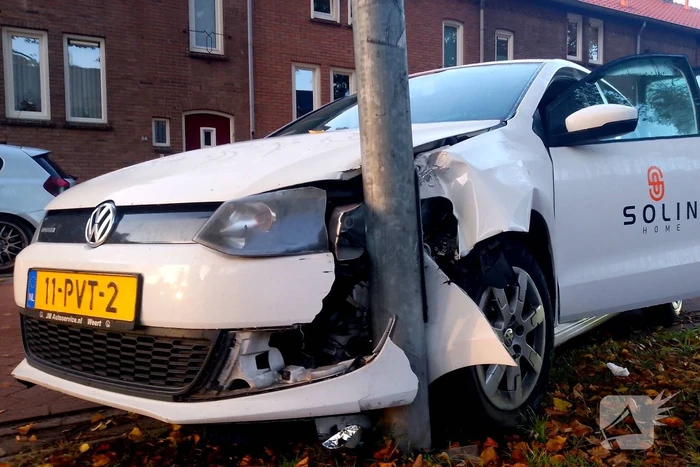 Bestuurder komt met auto tegen lantaarnpaal tot stilstand
