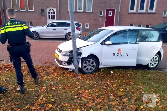 Bestuurder komt met auto tegen lantaarnpaal tot stilstand