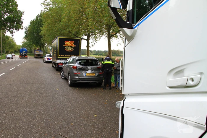 Vrachtwagen klapt achterop personenauto