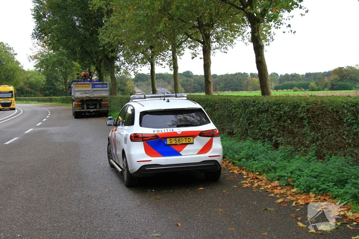 Vrachtwagen klapt achterop personenauto