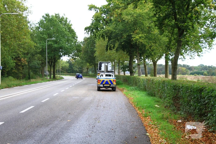 Vrachtwagen klapt achterop personenauto