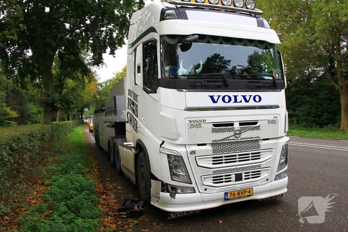 Vrachtwagen klapt achterop personenauto