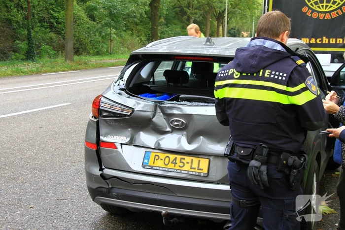 Vrachtwagen klapt achterop personenauto