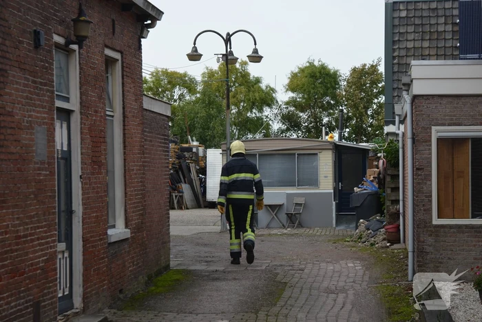 Speelhut achter woning vat vlam