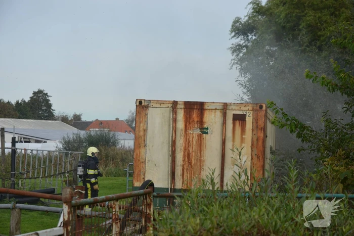 Speelhut achter woning vat vlam