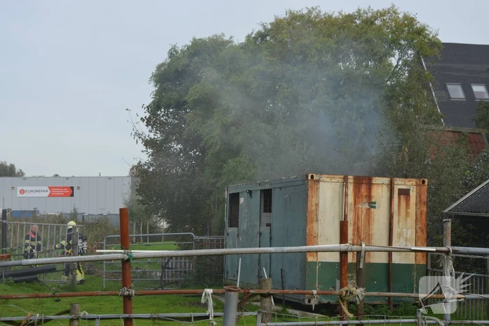 Speelhut achter woning vat vlam