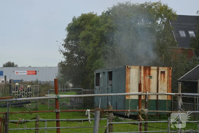 Speelhut achter woning vat vlam