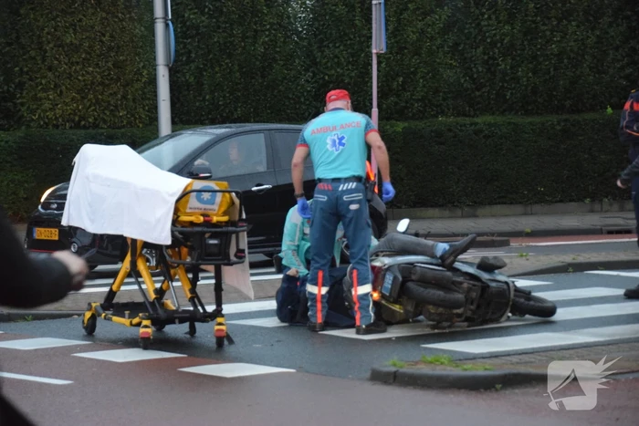Scooter bestuurder gewond bij aanrijding