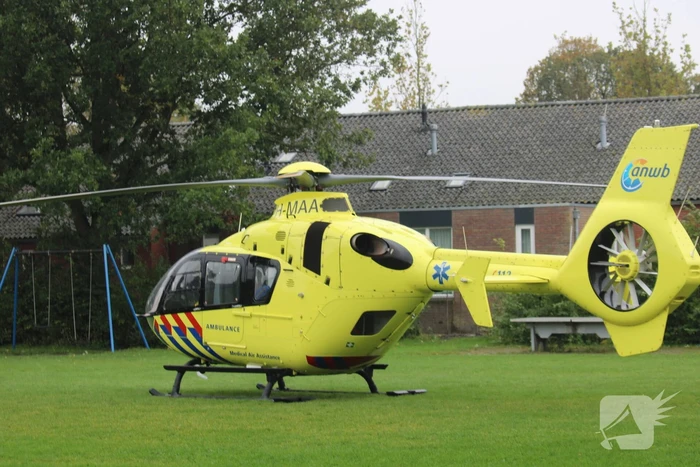 Traumahelikopter landt op speelveld midden in woonwijk