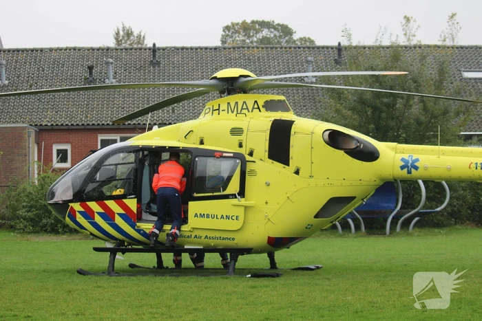 Traumahelikopter landt op speelveld midden in woonwijk