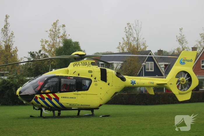 Traumahelikopter landt op speelveld midden in woonwijk