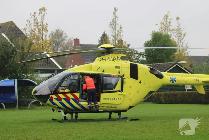 Traumahelikopter landt op speelveld midden in woonwijk
