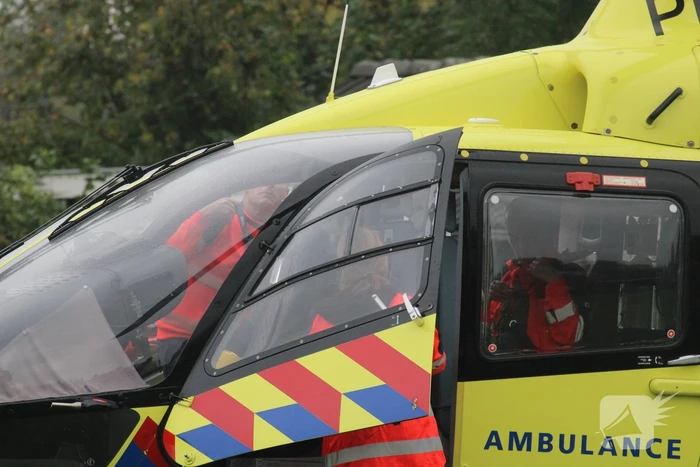 Traumahelikopter landt op speelveld midden in woonwijk